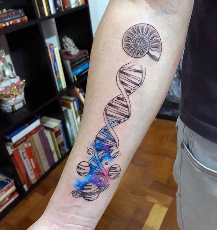днк тату на руке