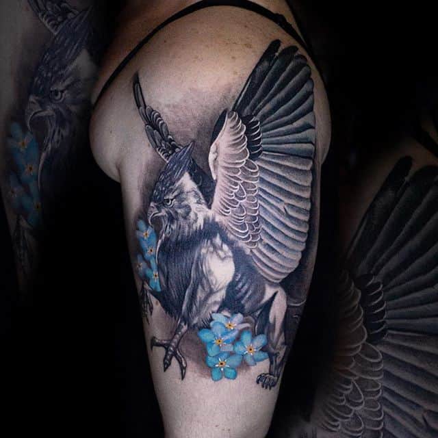 грифон тату на плече