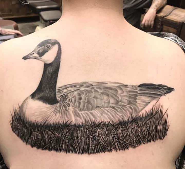 гусь тату на спине