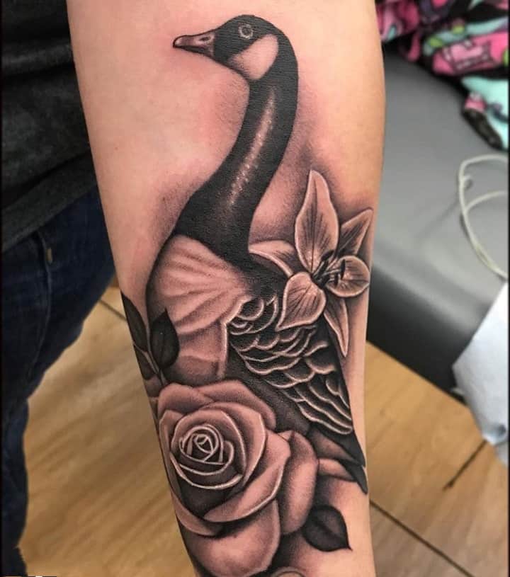 гусь тату чб