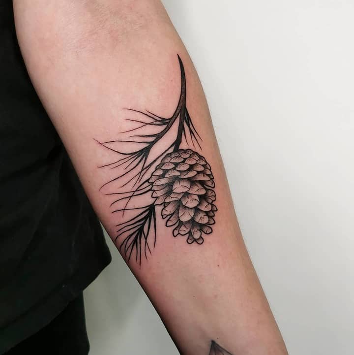 тату шика на веточке ели