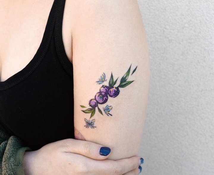 ягоды тату на плече