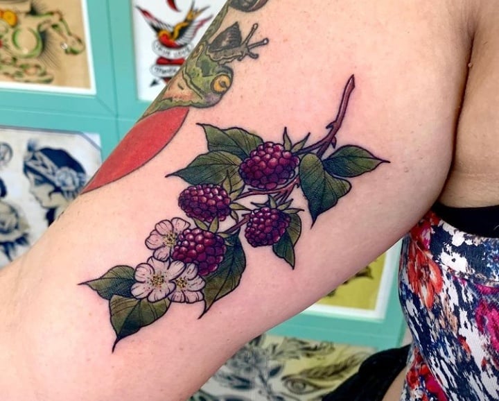 ягоды тату на бицепсе