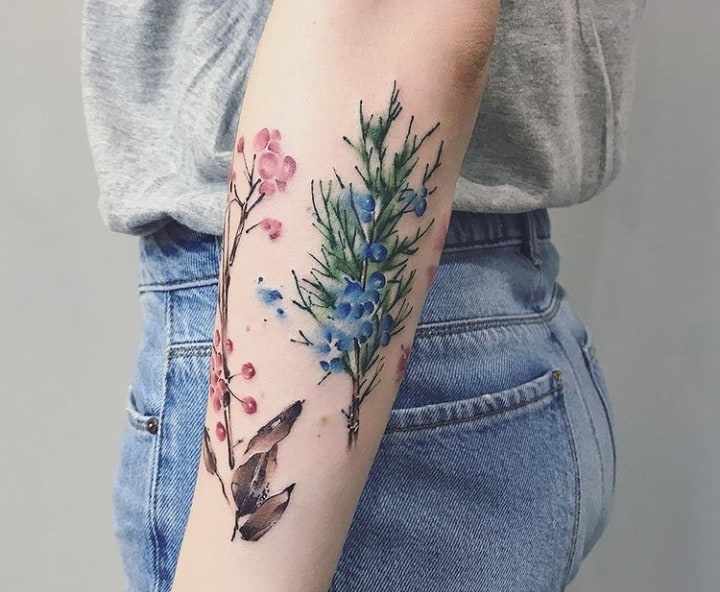 ягоды тату на предплечье