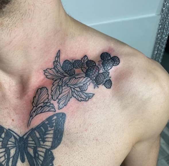 ягоды тату на ключице
