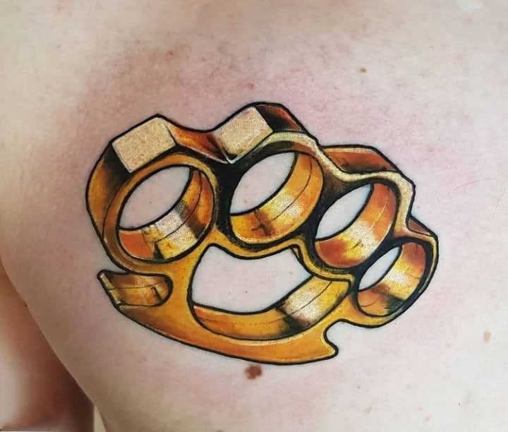 золотой кастет тату