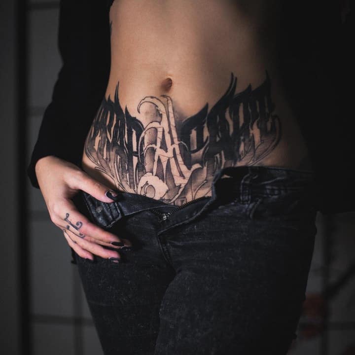 леттеринг тату женское на животе