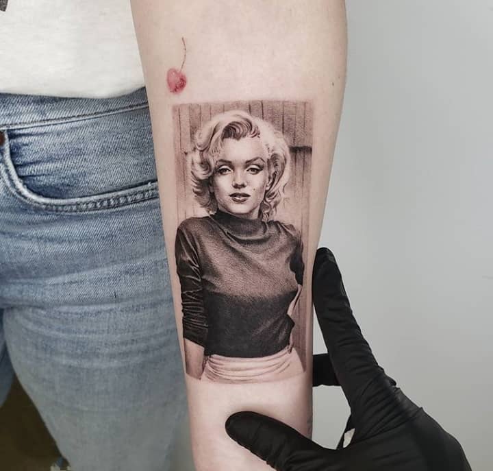 мэрилин монро тату на руке