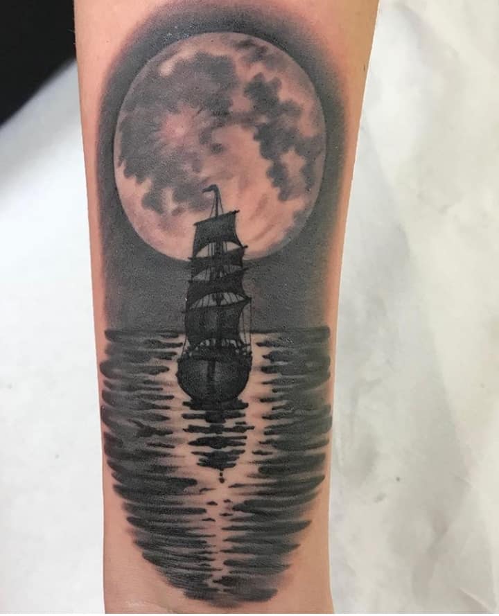 парусник на фоне луны тату