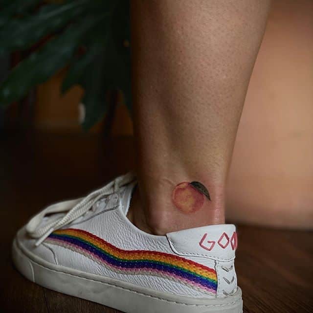 тату персик на ноге