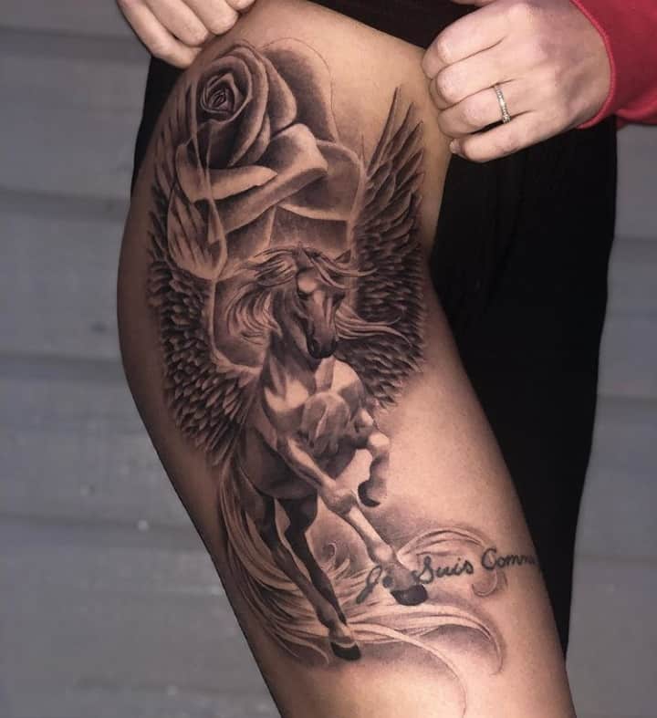 пегас тату на бедре