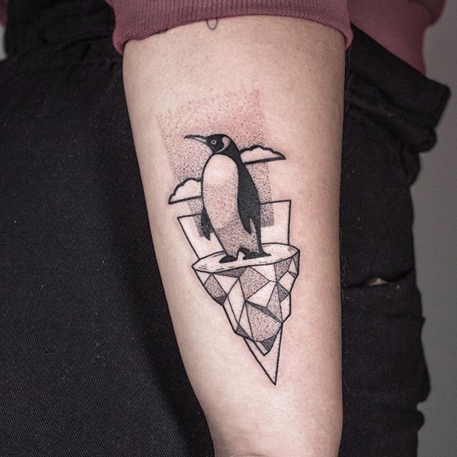 тату пингвин на льдине