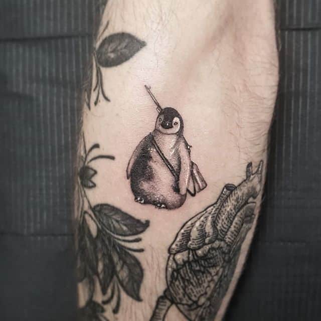 тату пингвин чб