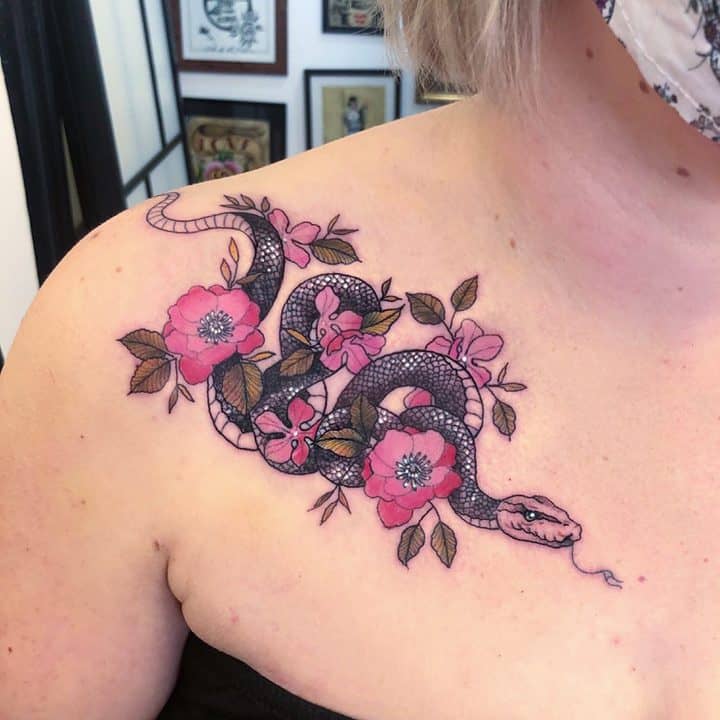 тату розового цвета змея