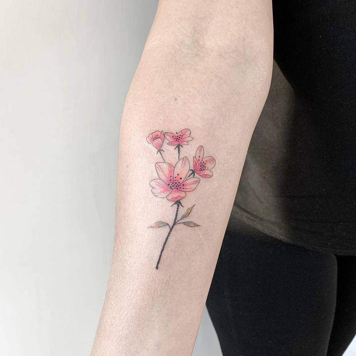 тату розового цвета цветок