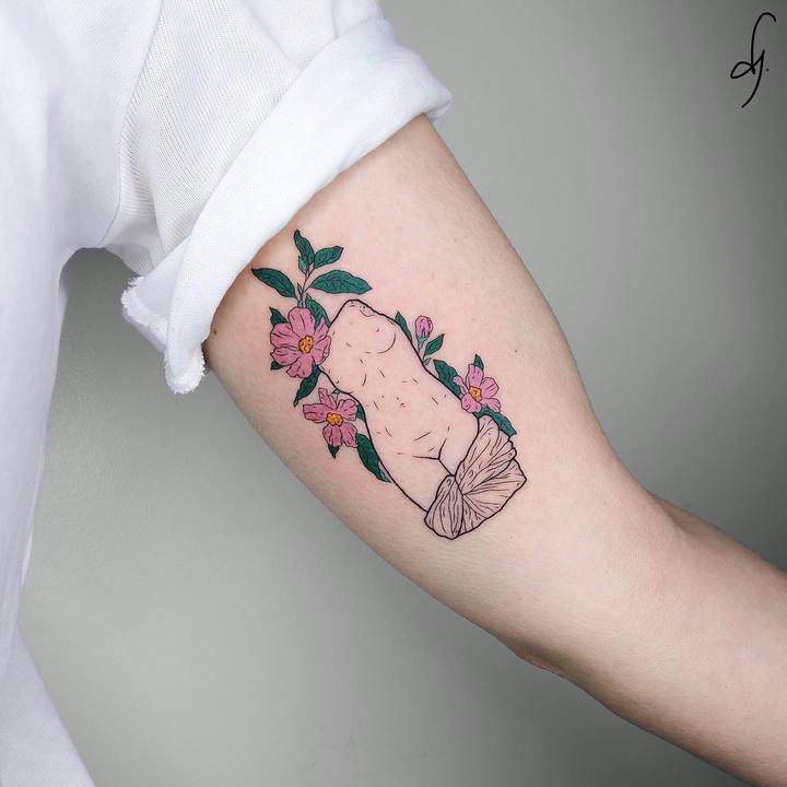 тату розового цвета фигура