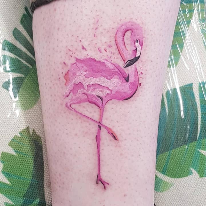 тату розового цвета фламинго