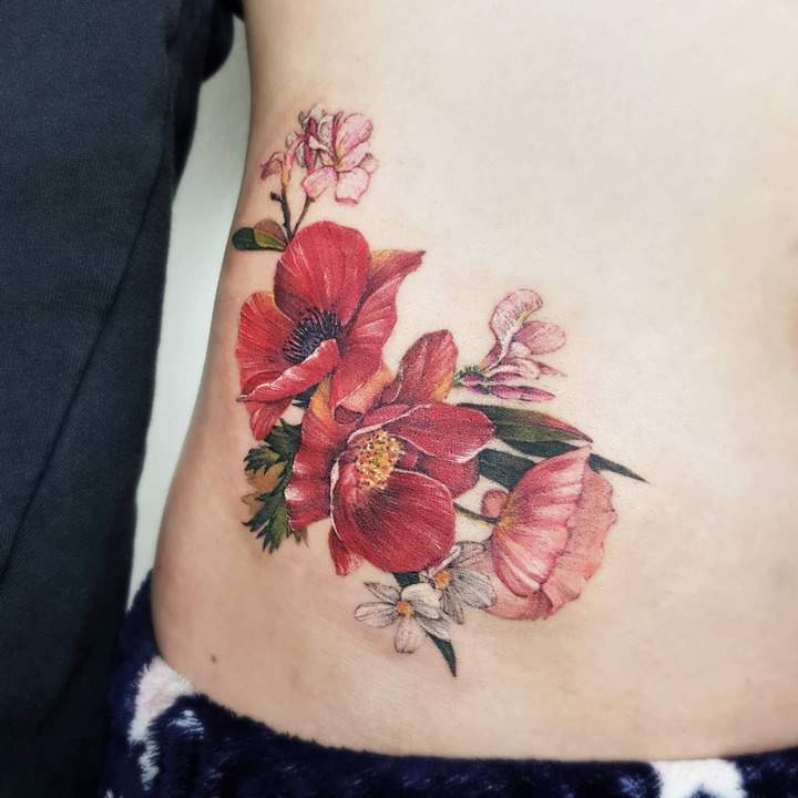 татуировка розового цвета