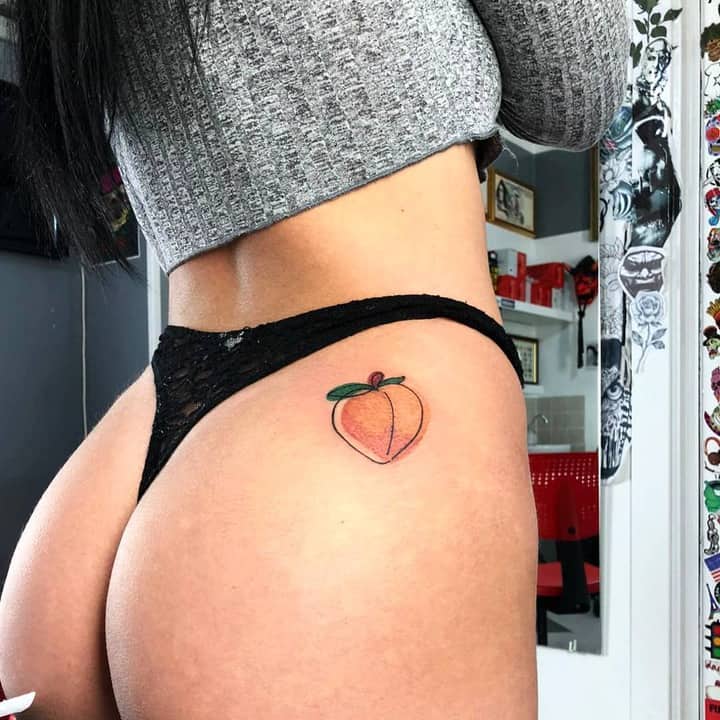 тату персик на попе (ягодицах) у девушки