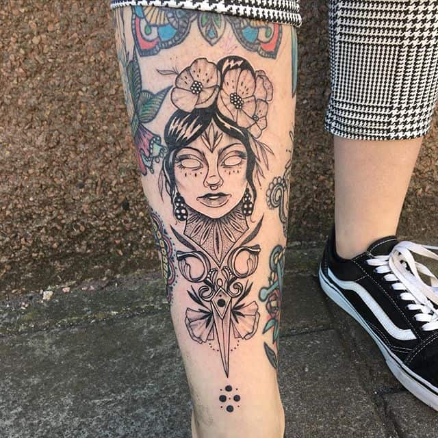 тату ножницы девушка