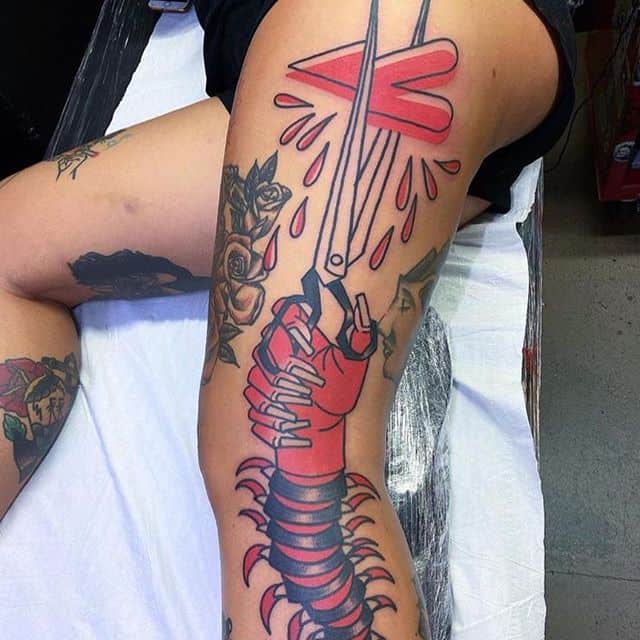 тату ножницы на ноге