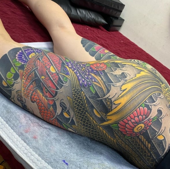 японские тату на бедре