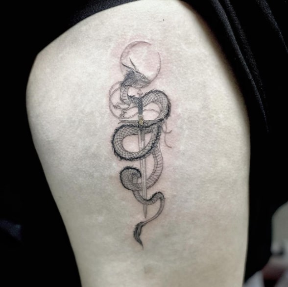 дракон тату на бедре