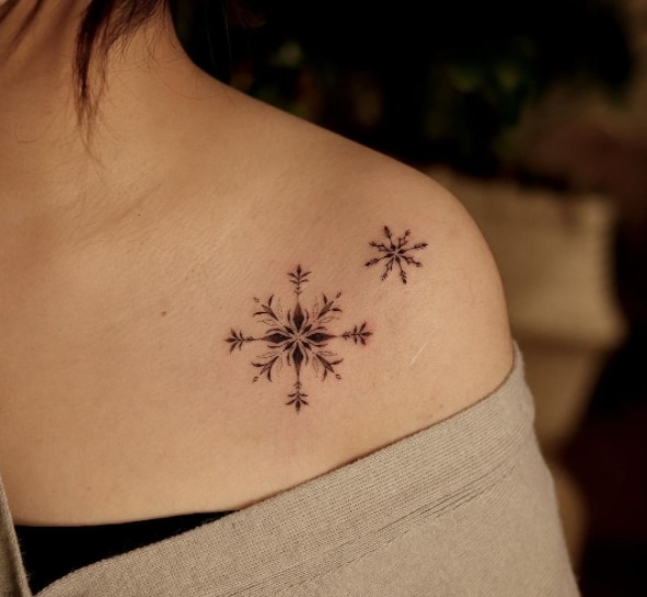 снежинка тату на ключице