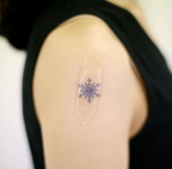 снежинка тату на плече