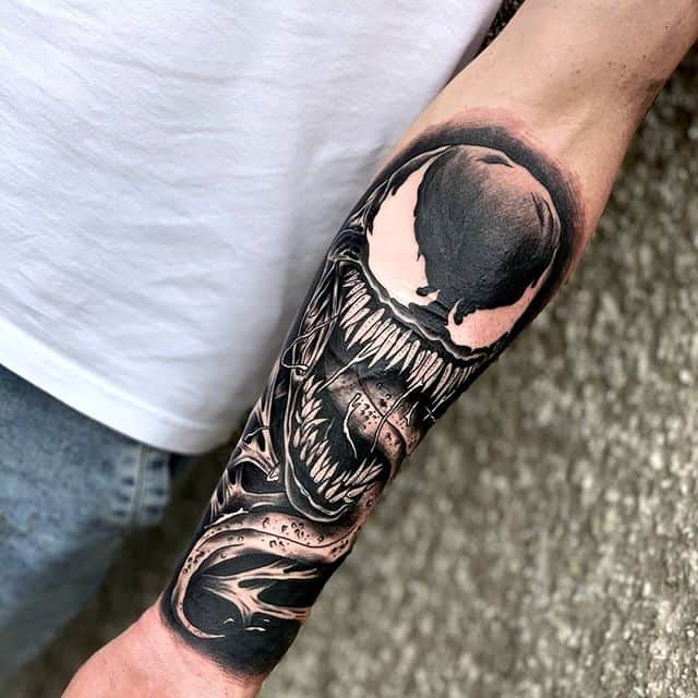 веном тату на руке