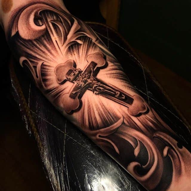 крест тату предплечье