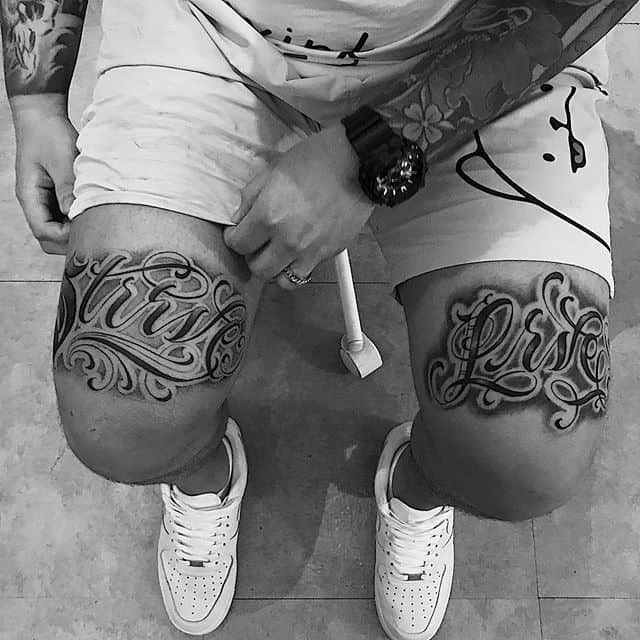 тату надписи симметричные на бедре мужские