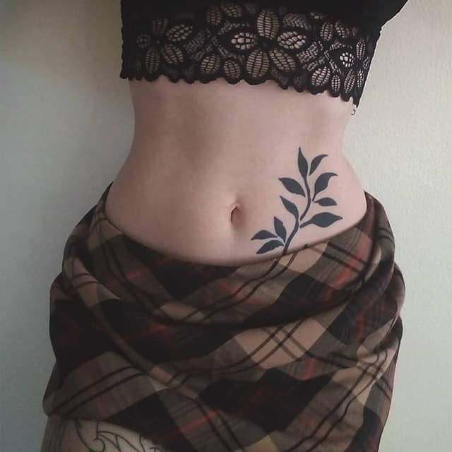 пример тату внизу живота