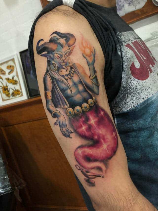 тату джин на плече