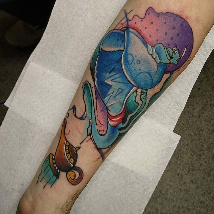 тату джин на руке