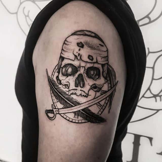 веселый роджер с пером тату