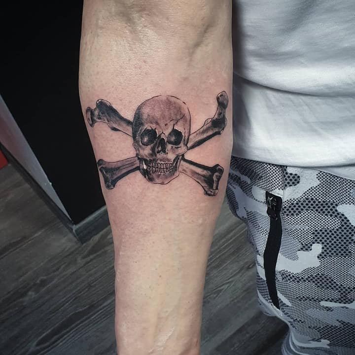 веселый роджер тату на руке