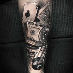 карты деньги пистолет тату на руке