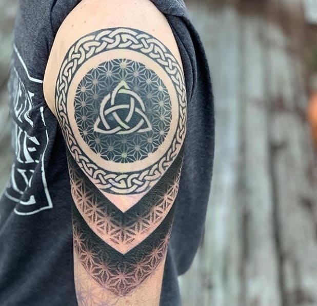 тату защита на плече