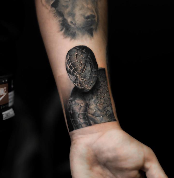 человек паук тату на руке