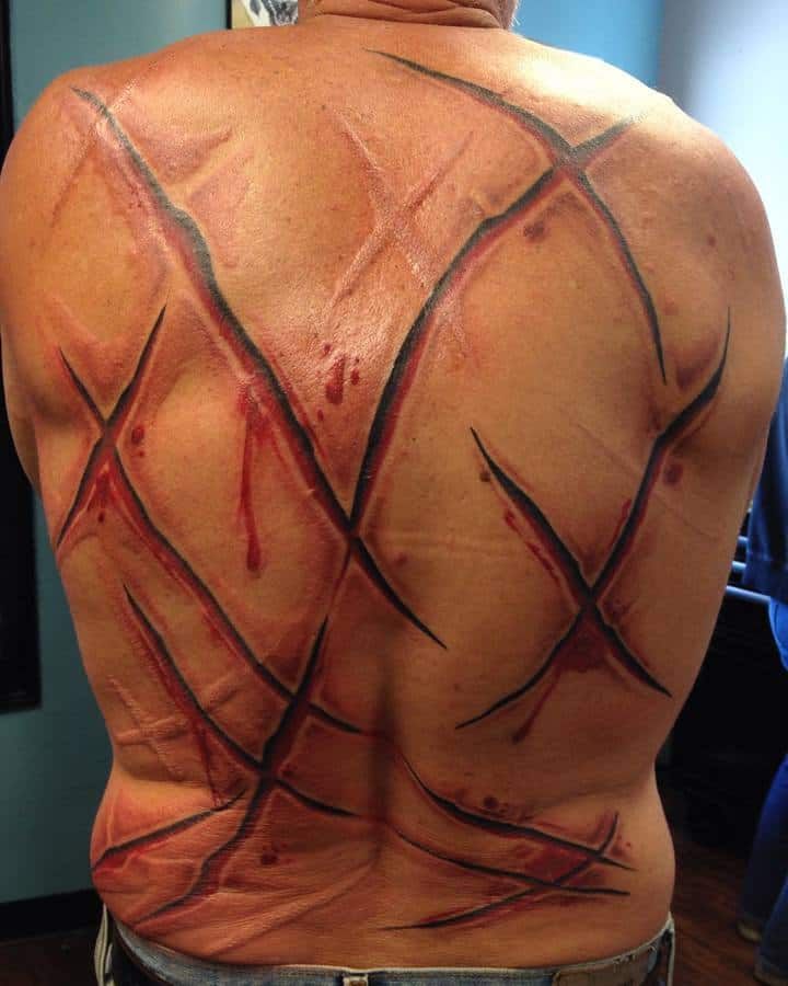 тату в виде шрамов на спине