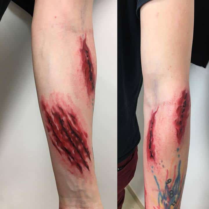 тату в виде ран на руках