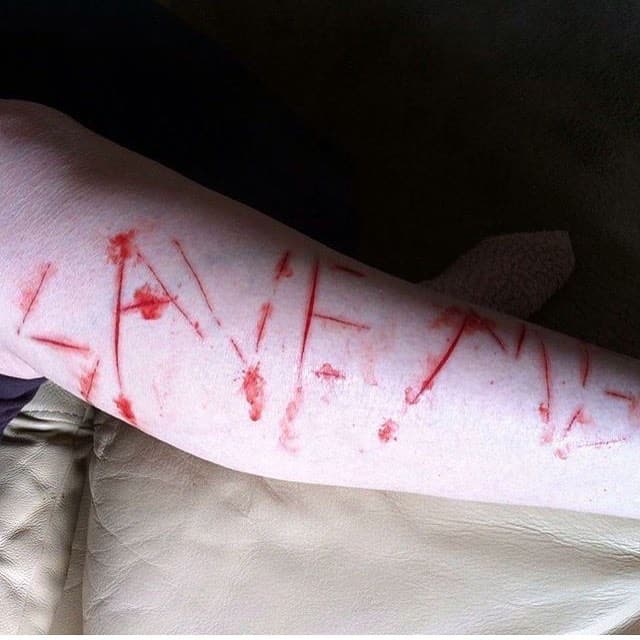 тату в виде порезов