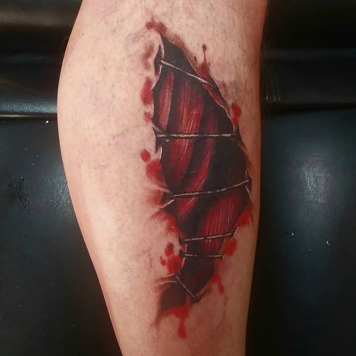 тату в виде раны на ноге