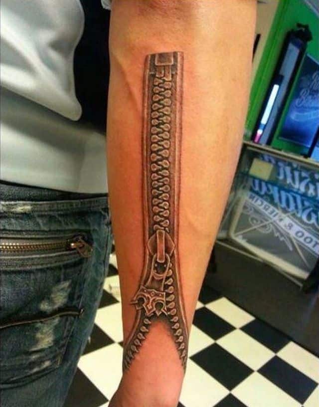 тату молния на руке