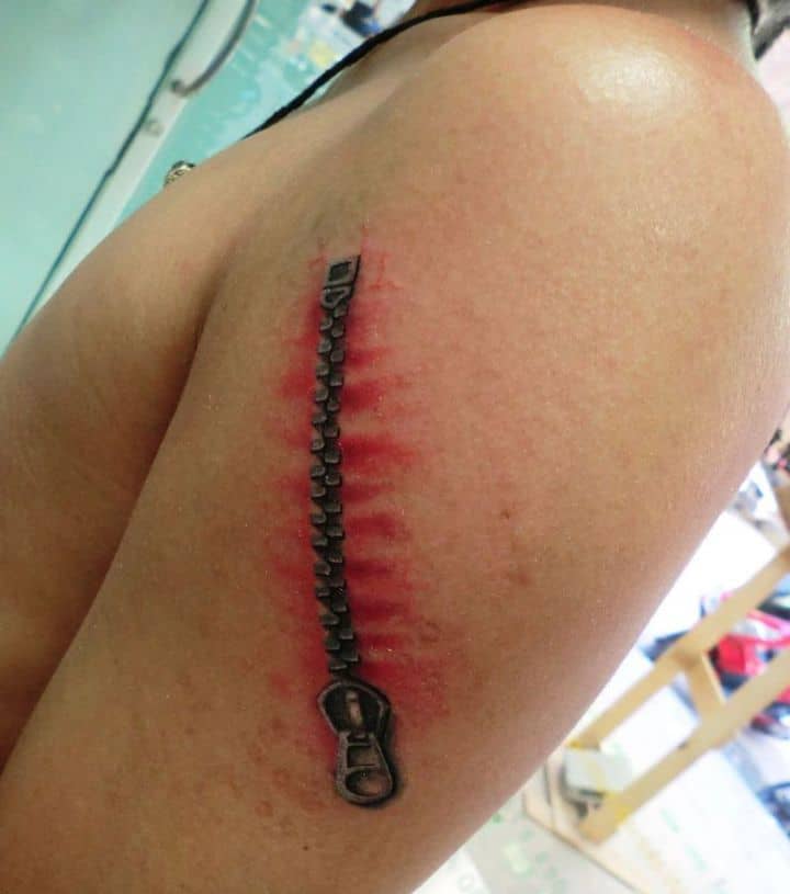 тату молния на плече