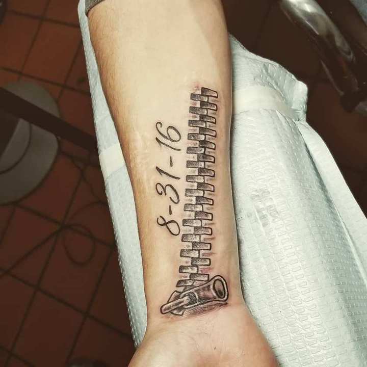 тату молния и дата на руке