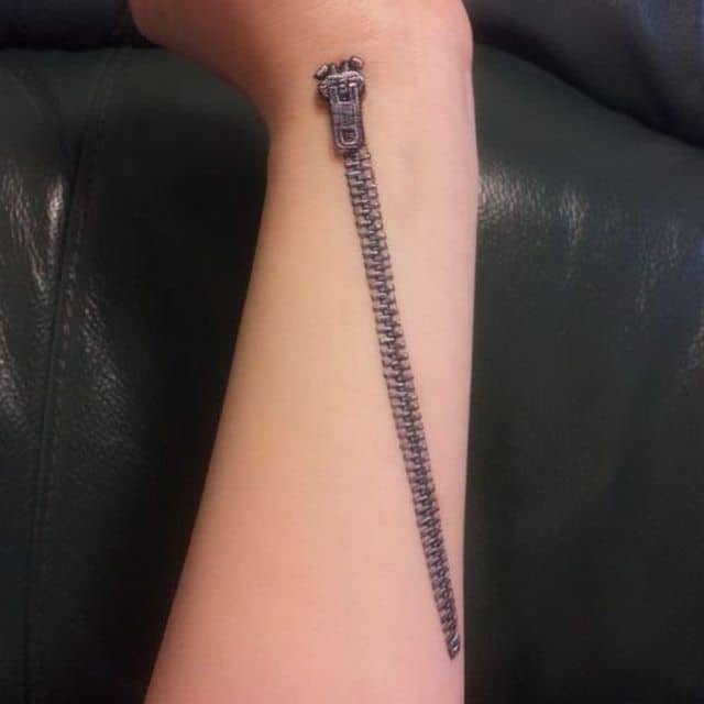 тату молния на предплечье