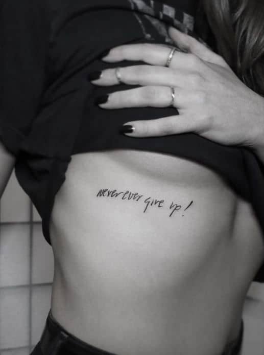 женское тату под грудью надпись