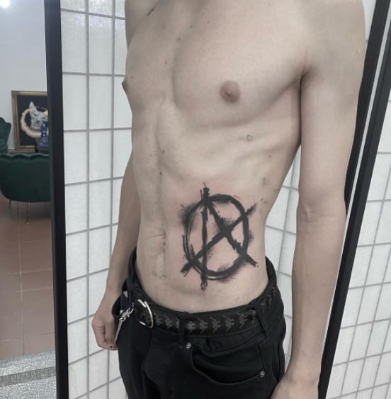 тату анархия на боку